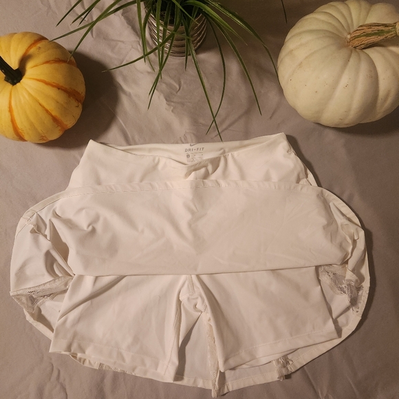 Medium Nike Dry Fit Skort with Lace Pleats - Picture 5 of 5